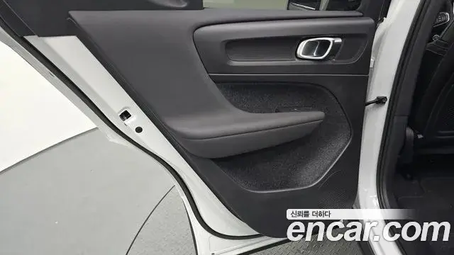 Volvo XC40 2022 — Şəkil 33/34