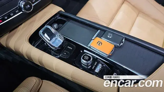 Volvo XC90 2021 — Şəkil 28/33