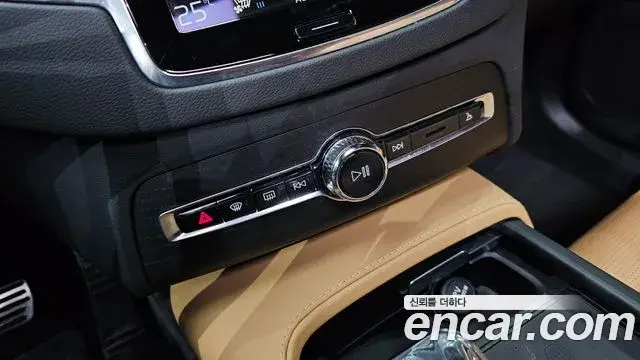 Volvo XC90 2021 — Şəkil 13/33
