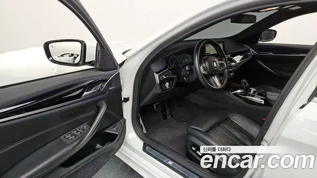 BMW 5 Series 2019 — Şəkil 30/32