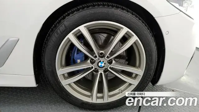 BMW 5 Series 2019 — Şəkil 29/32