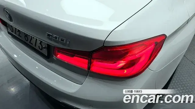 BMW 5 Series 2019 — Şəkil 10/32