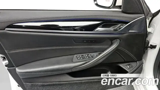 BMW 5 Series 2019 — Şəkil 13/32
