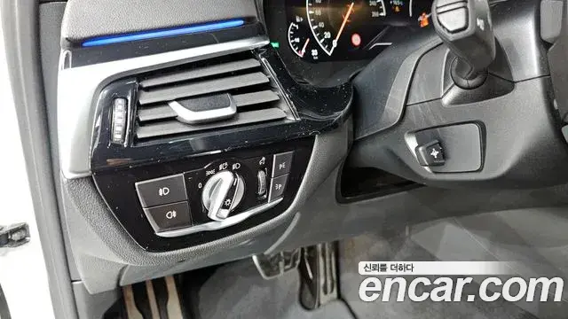 BMW 5 Series 2019 — Şəkil 23/32