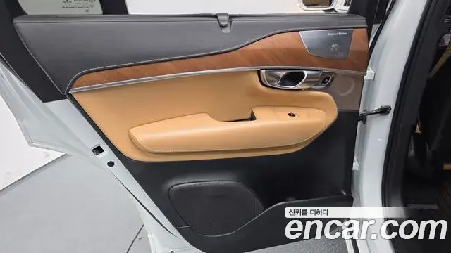 Volvo XC90 2019 — ფოტო 31/33