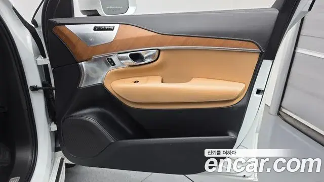 Volvo XC90 2019 — ფოტო 19/33