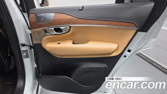 Volvo XC90 2019 — ფოტო 8/33
