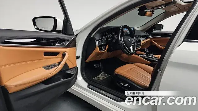 BMW 5 Series 2018 — Фото 10/20
