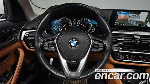 BMW 5 Series 2018 — Фото 12/20