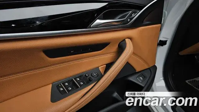 BMW 5 Series 2018 — Фото 18/20