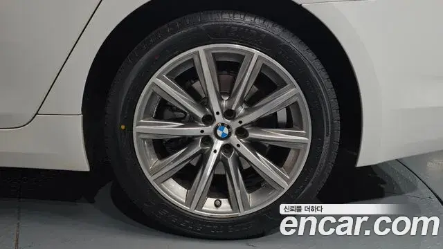 BMW 5 Series 2018 — Photo 30/34