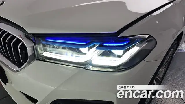 BMW 5 Series 2018 — Photo 16/34