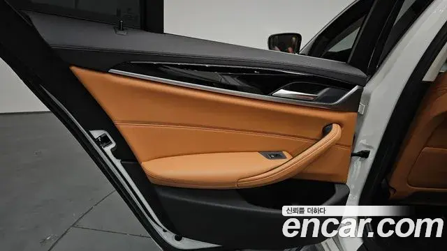 BMW 5 Series 2018 — Photo 20/34