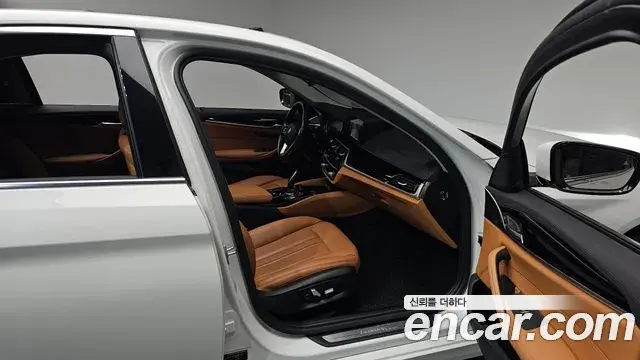 BMW 5 Series 2018 — Photo 33/34