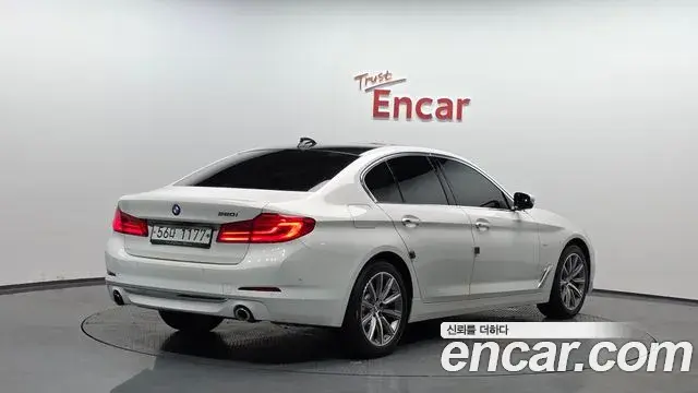 BMW 5 Series 2018 — Şəkil 23/34