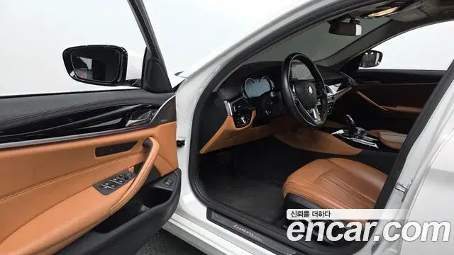 BMW 5 Series 2018 — Şəkil 26/34