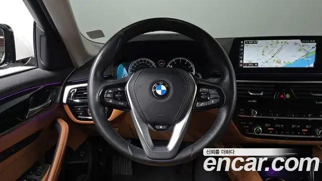BMW 5 Series 2018 — Şəkil 16/34