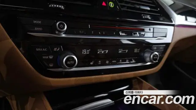 BMW 5 Series 2018 — Şəkil 34/34