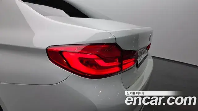 BMW 5 Series 2018 — Şəkil 24/34