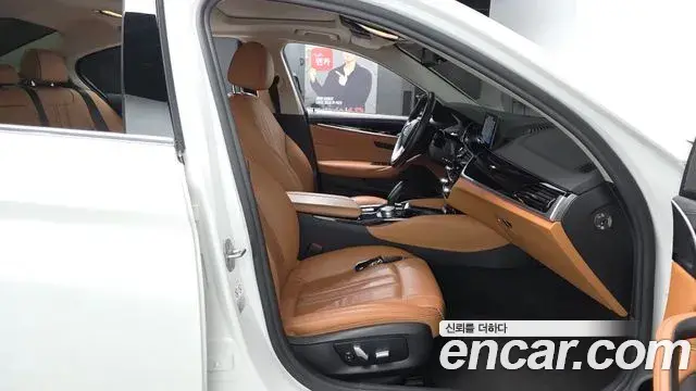 BMW 5 Series 2018 — Şəkil 8/34