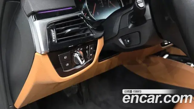 BMW 5 Series 2018 — Şəkil 33/34