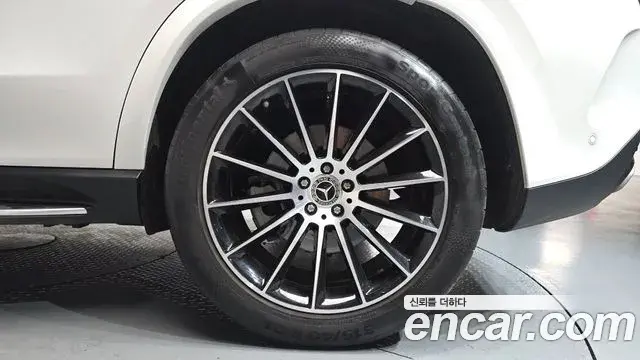 Mercedes-Benz GLE-Class 2022 — Photo 32/35