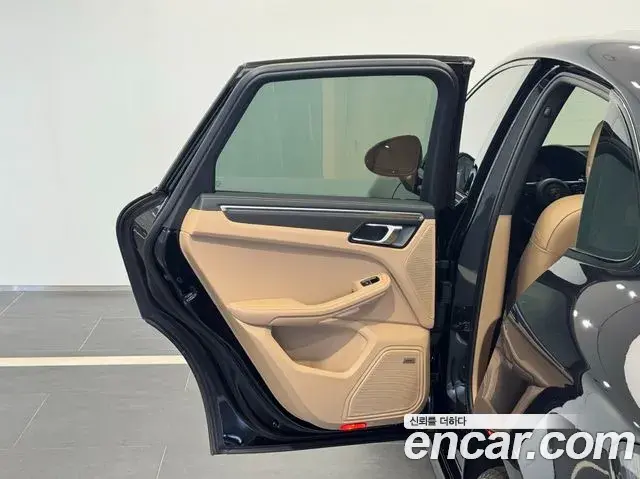Porsche Macan 2022 — Photo 12/20