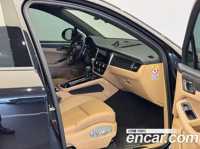Porsche Macan 2022 — Photo 1/20