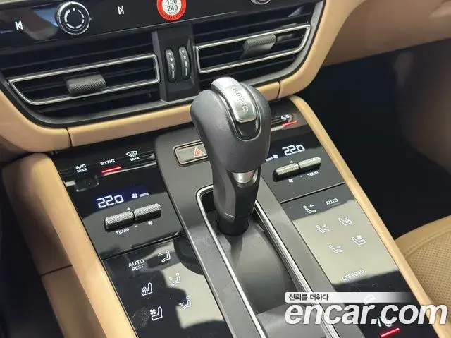 Porsche Macan 2022 — Photo 9/20