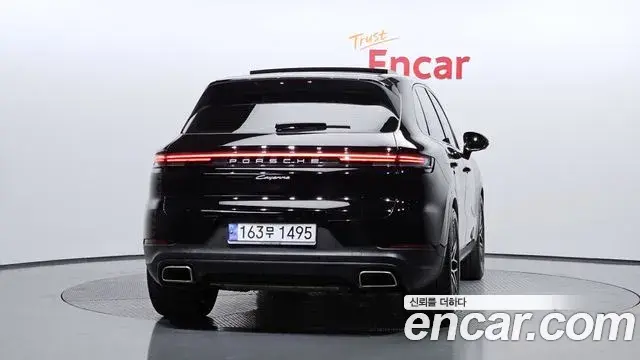 Porsche Cayenne 2024 — ფოტო 28/33
