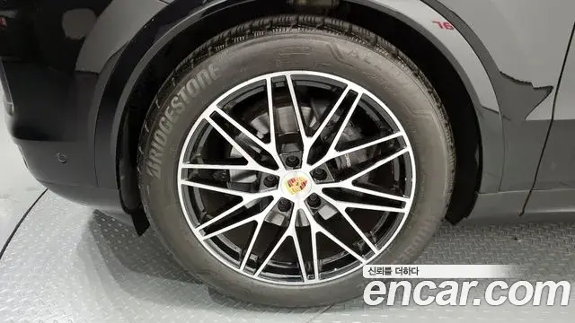 Porsche Cayenne 2024 — ფოტო 17/33