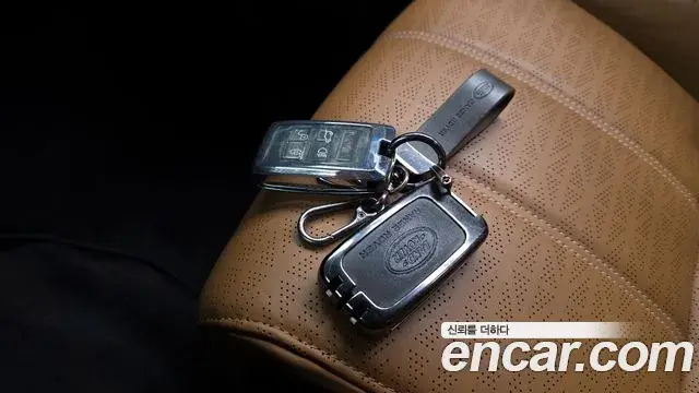 Land Rover Range Rover Velar 2022 — Şəkil 16/33