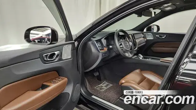 Volvo XC60 2021 — Şəkil 33/35