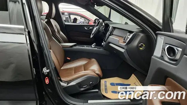 Volvo XC60 2021 — Şəkil 27/35