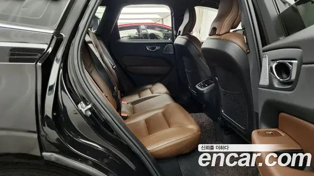 Volvo XC60 2021 — Şəkil 23/35