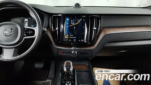Volvo XC60 2021 — Şəkil 8/35