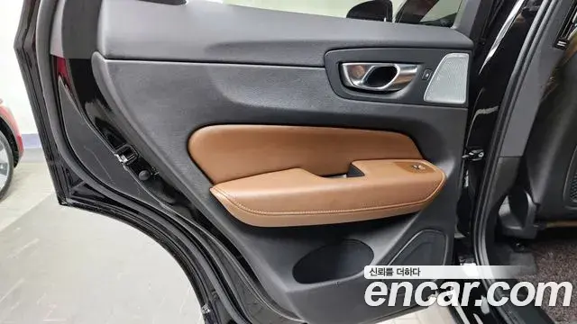 Volvo XC60 2021 — Şəkil 24/35