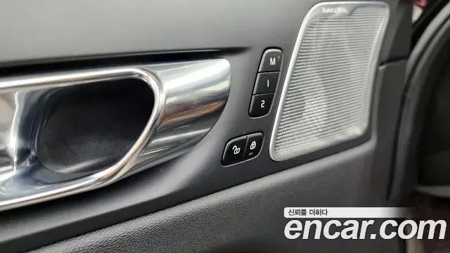 Volvo XC60 2021 — Şəkil 29/35