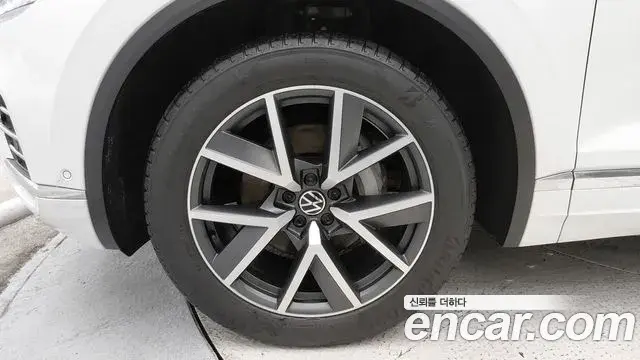 Volkswagen Touareg 2023 — Şəkil 19/20