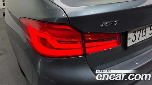 BMW 5 Series 2018 — ფოტო 1/32