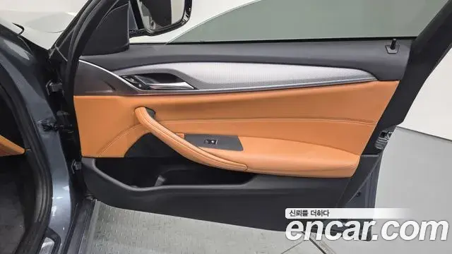 BMW 5 Series 2018 — ფოტო 15/32