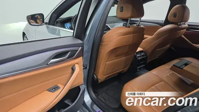 BMW 5 Series 2018 — ფოტო 13/32