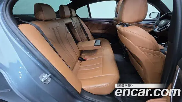 BMW 5 Series 2018 — ფოტო 26/32