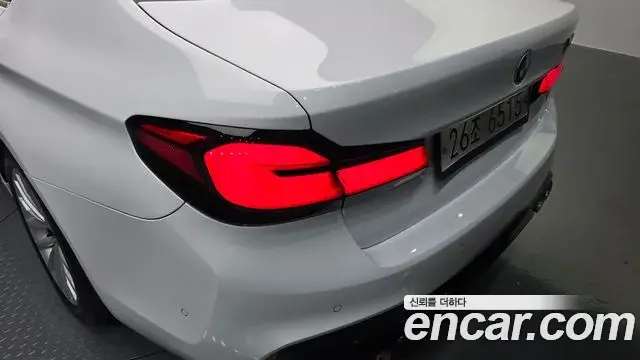 BMW 5 Series 2019 — ფოტო 14/33