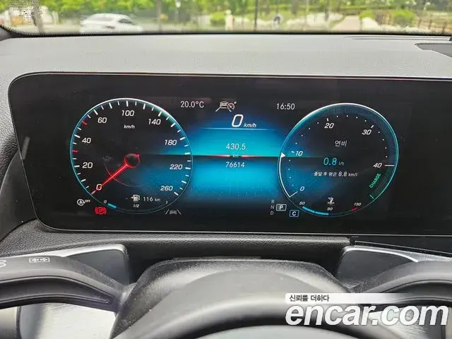 Mercedes-Benz GLB-Class 2021 — ფოტო 16/20