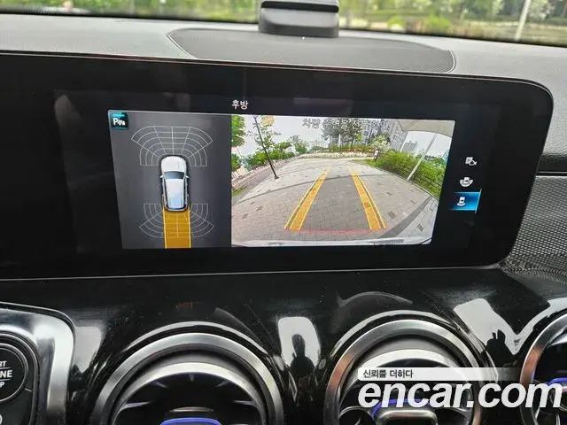 Mercedes-Benz GLB-Class 2021 — ფოტო 14/20