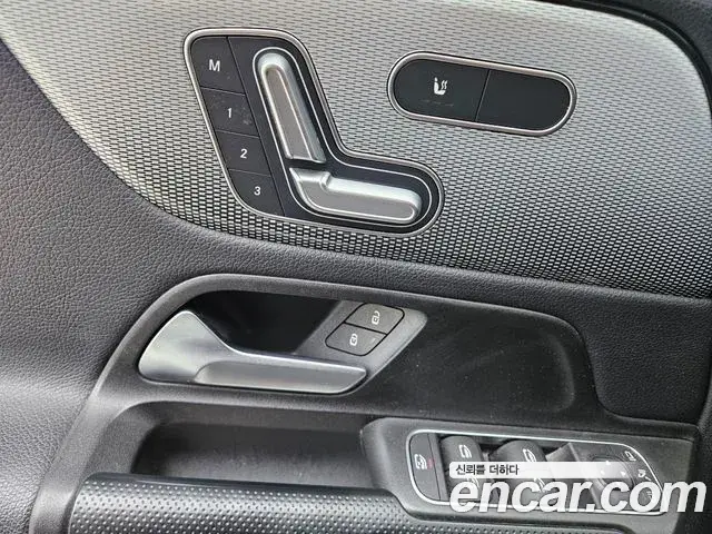 Mercedes-Benz GLB-Class 2021 — ფოტო 18/20