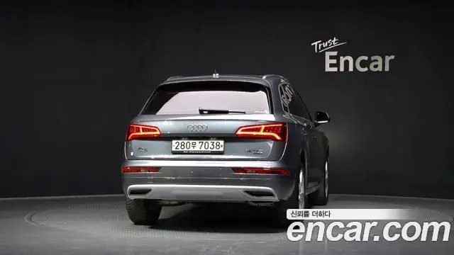 Audi Q5 2020 — Şəkil 16/32