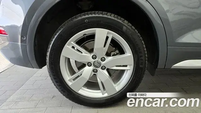 Audi Q5 2020 — Şəkil 27/32