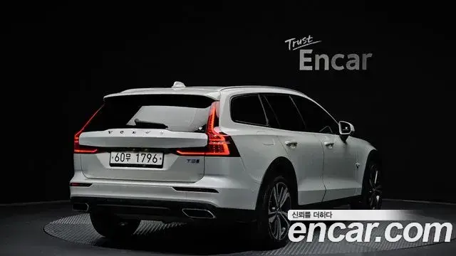 Volvo V60 Cross Country 2019 — Photo 11/20